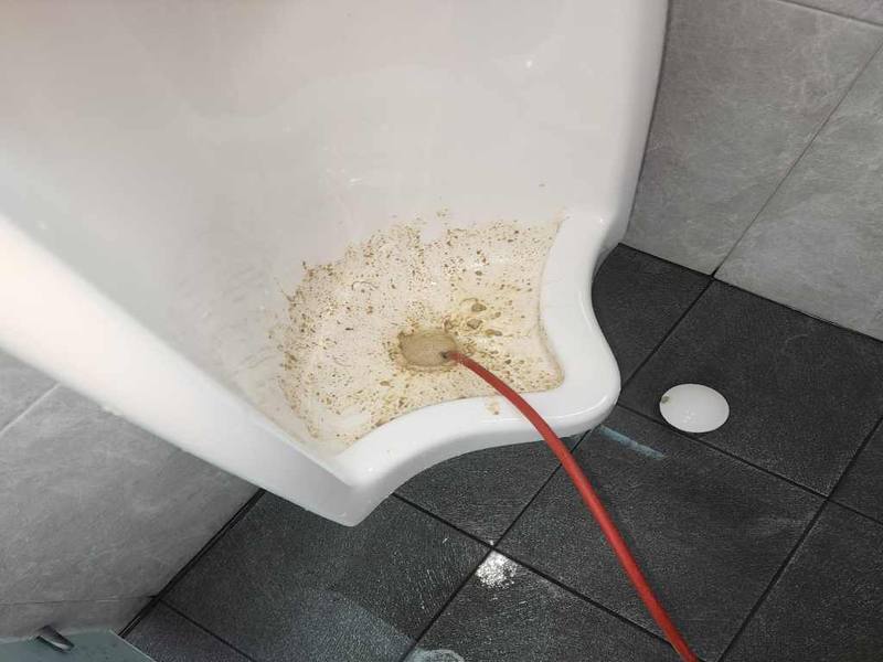 분당 소변기 물 빠짐이 느릴 때 요석 막힘 확인법